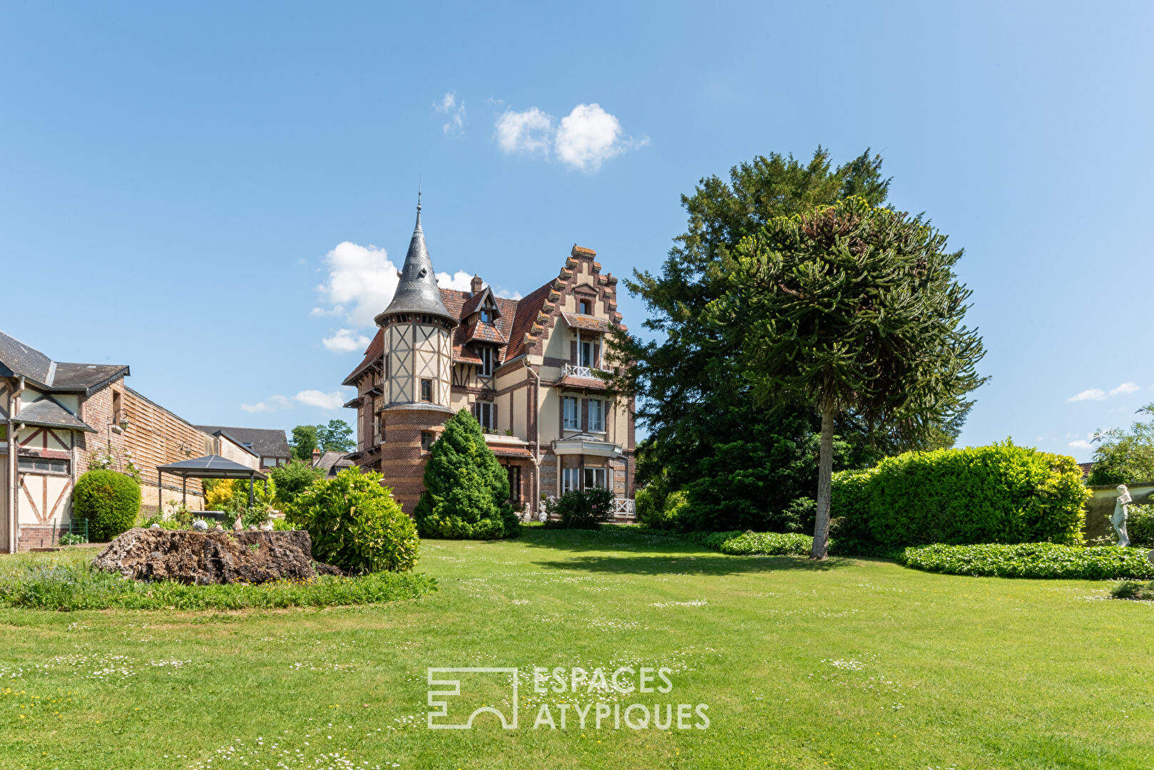 Villa Belle Epoque, dépendances et parc paysager en coeur de village