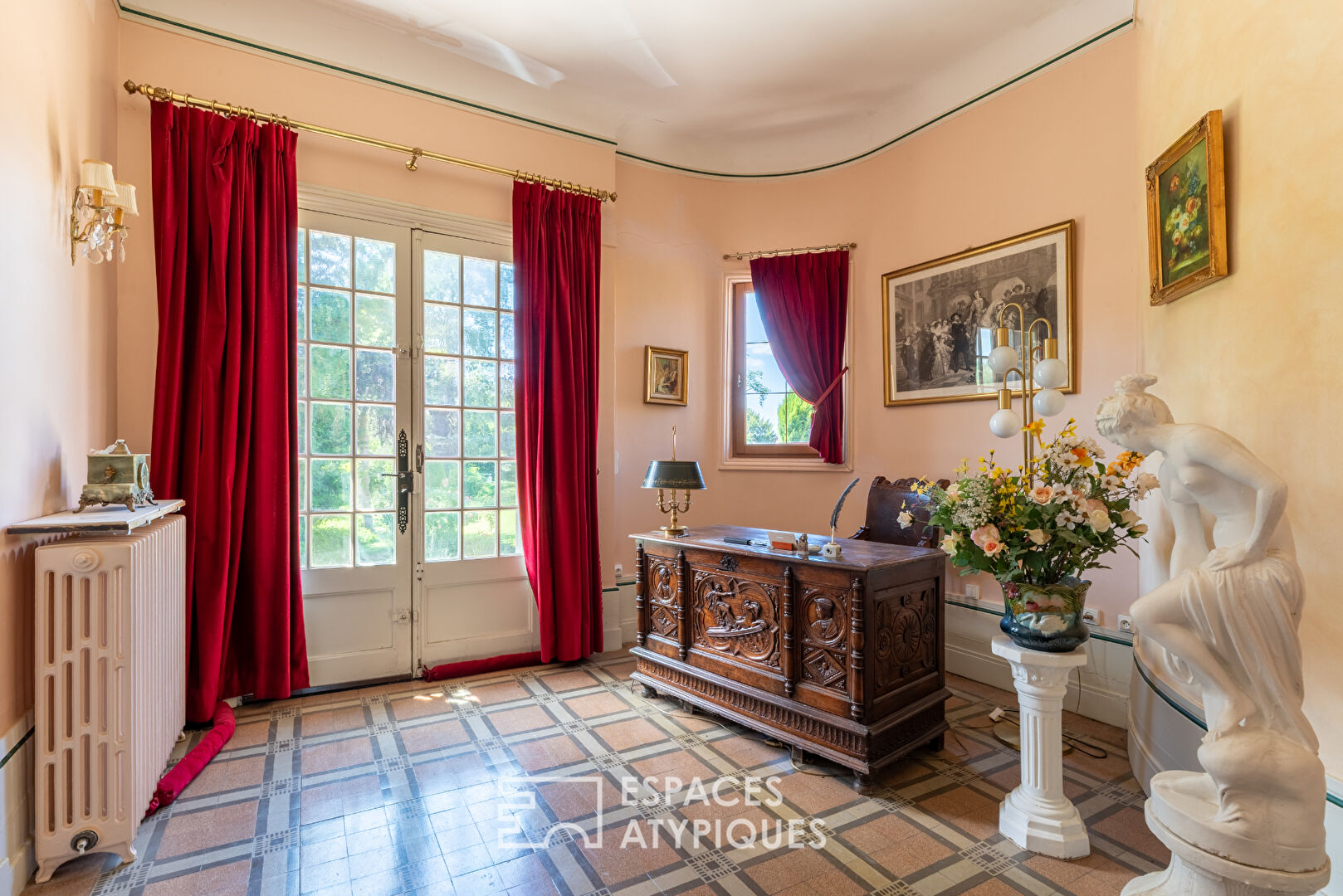 Villa Belle Epoque, dépendances et parc paysager en coeur de village