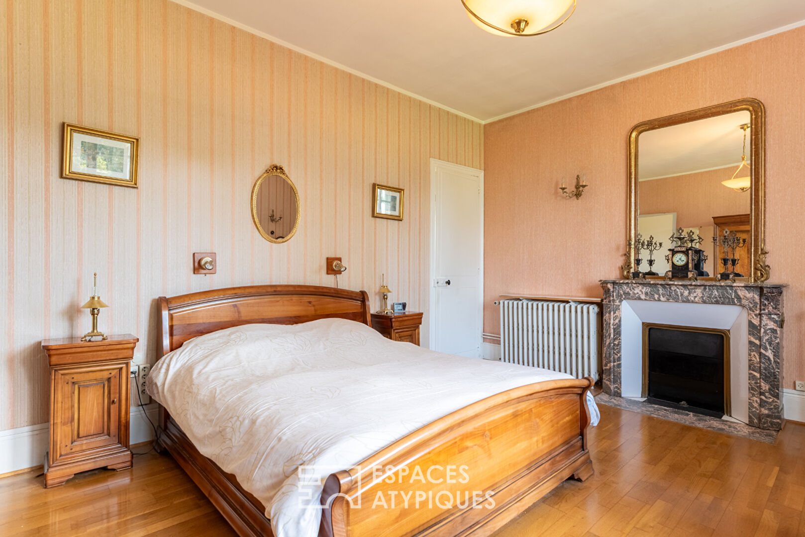 Villa Belle Epoque, dépendances et parc paysager en coeur de village