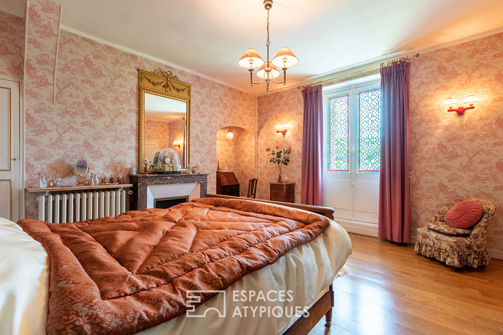 Villa Belle Epoque, dépendances et parc paysager en coeur de village