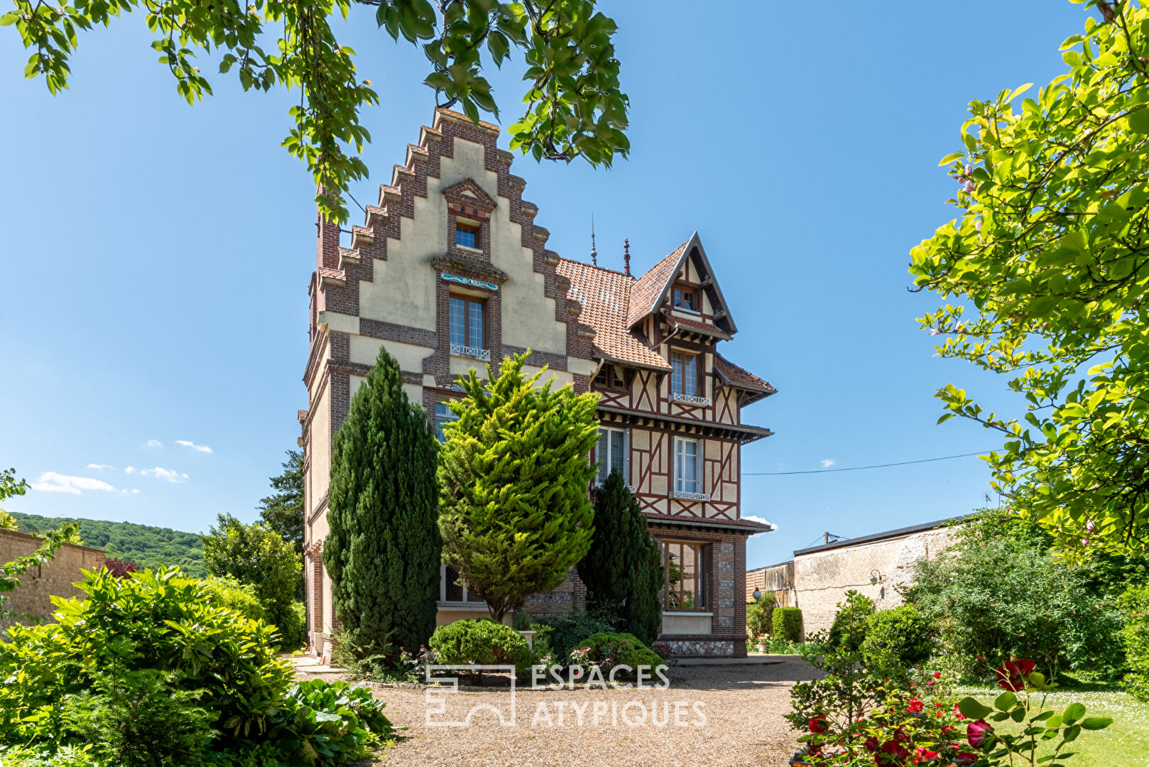 Villa Belle Epoque, dépendances et parc paysager en coeur de village