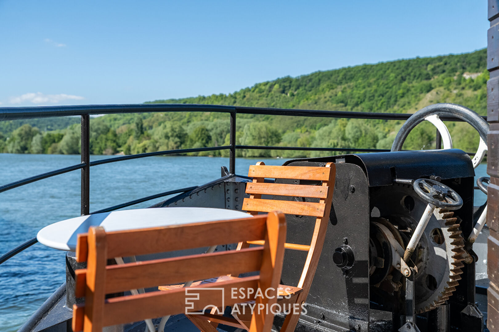 Spacieuse péniche en face de Giverny