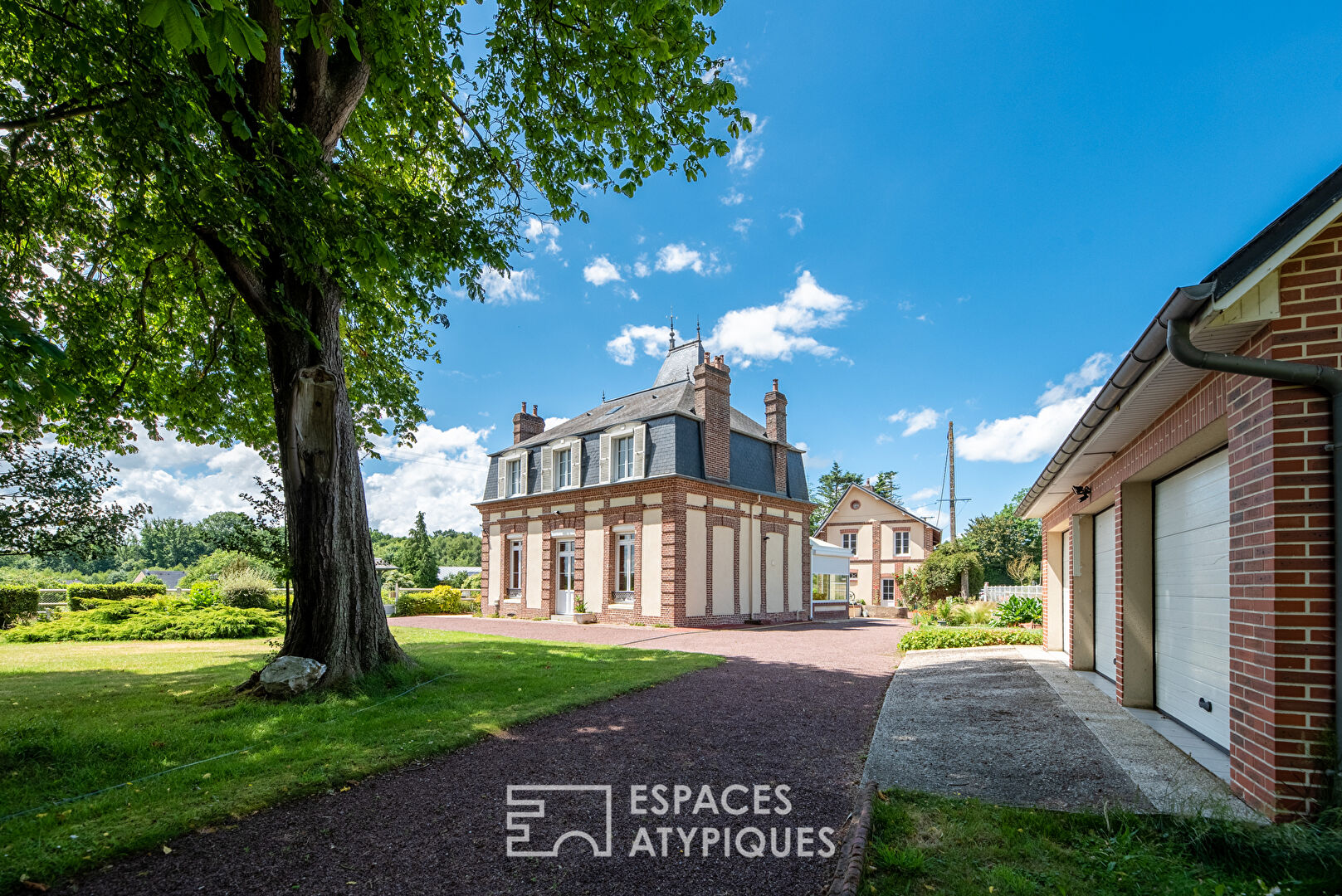 Ancien manoir normand avec dépendances