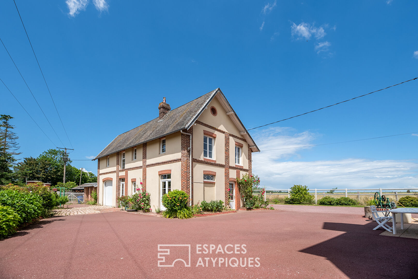 Ancien manoir normand avec dépendances