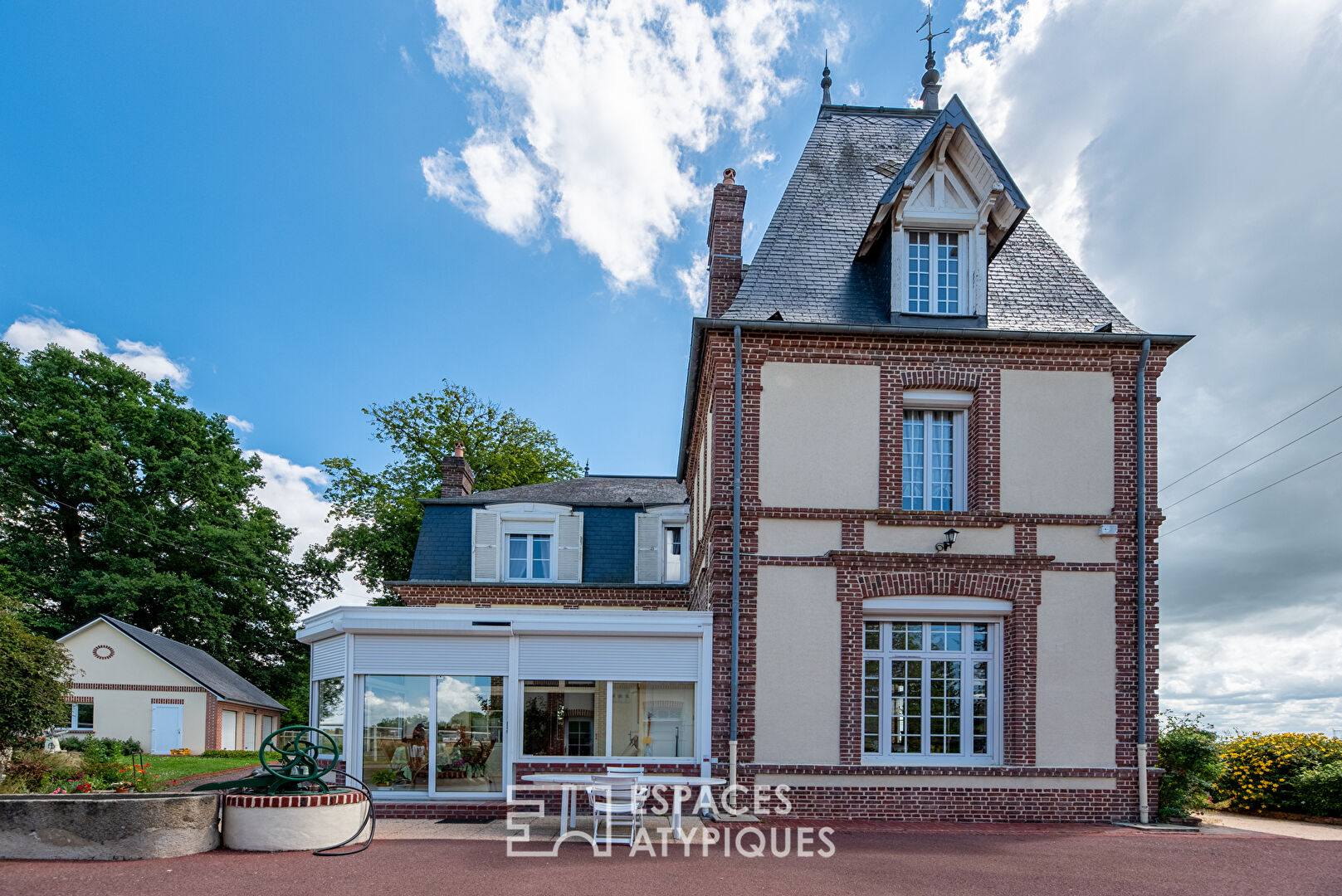Ancien manoir normand avec dépendances
