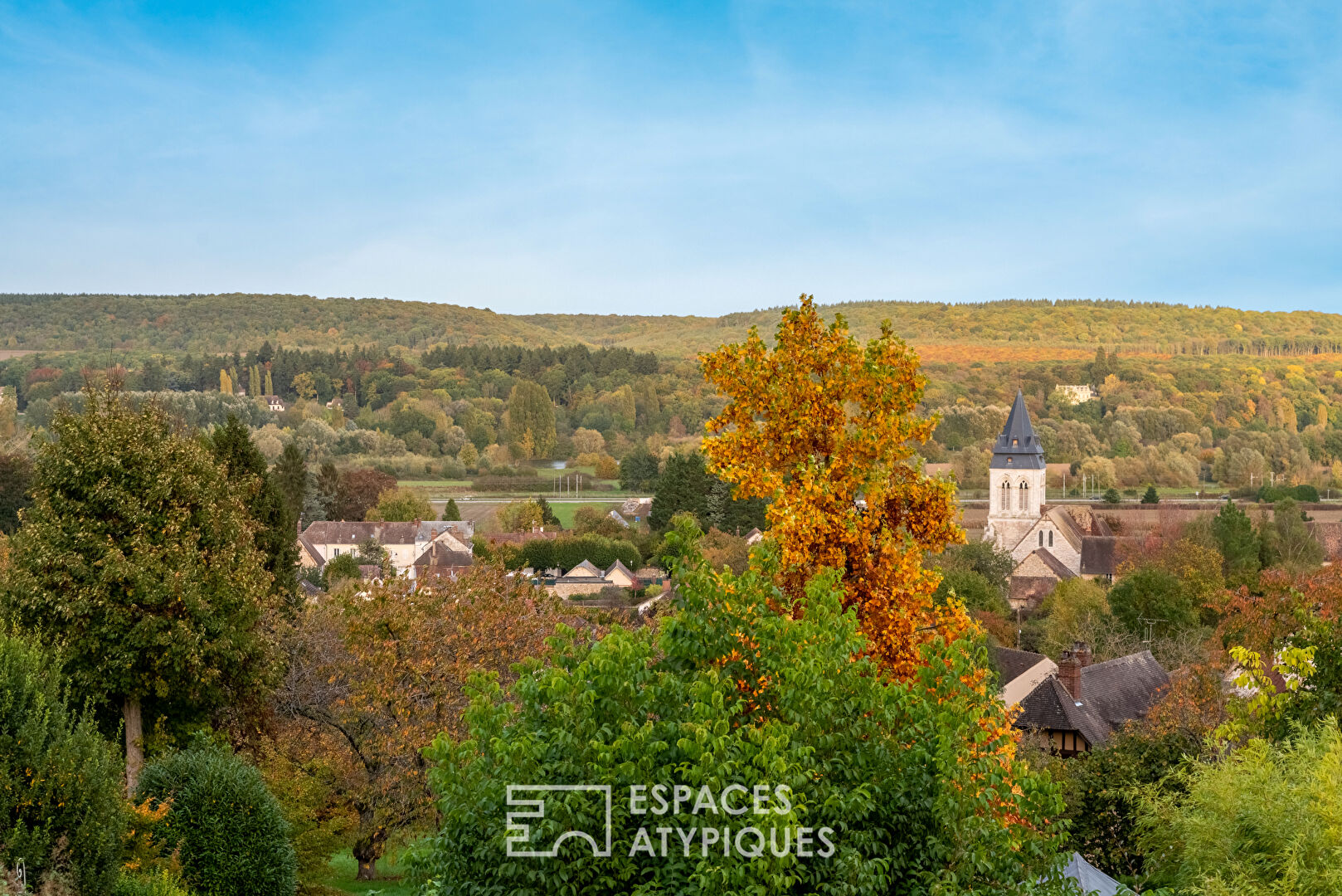 Ile-de-France style house overlooking the valley