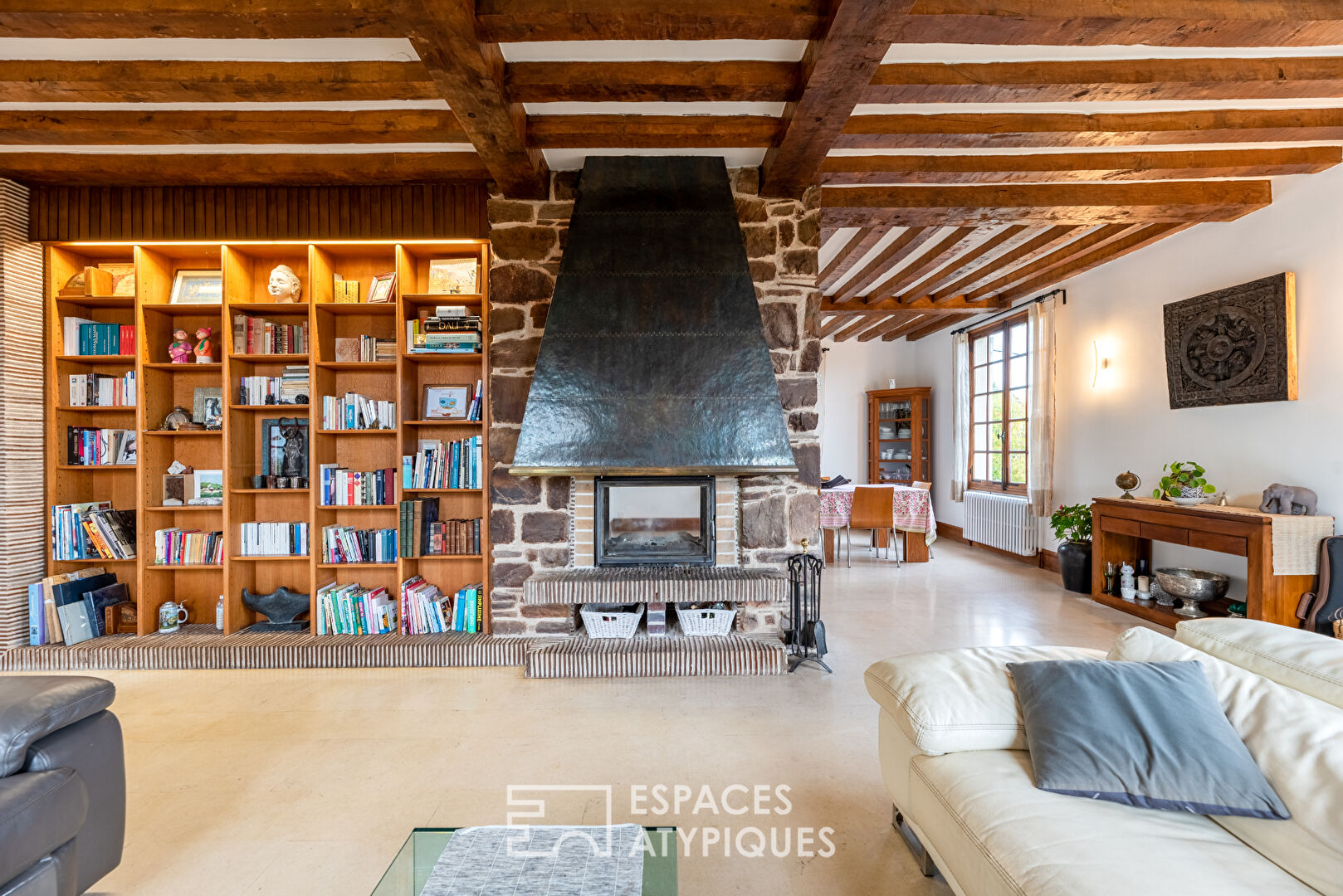 Ile-de-France style house overlooking the valley