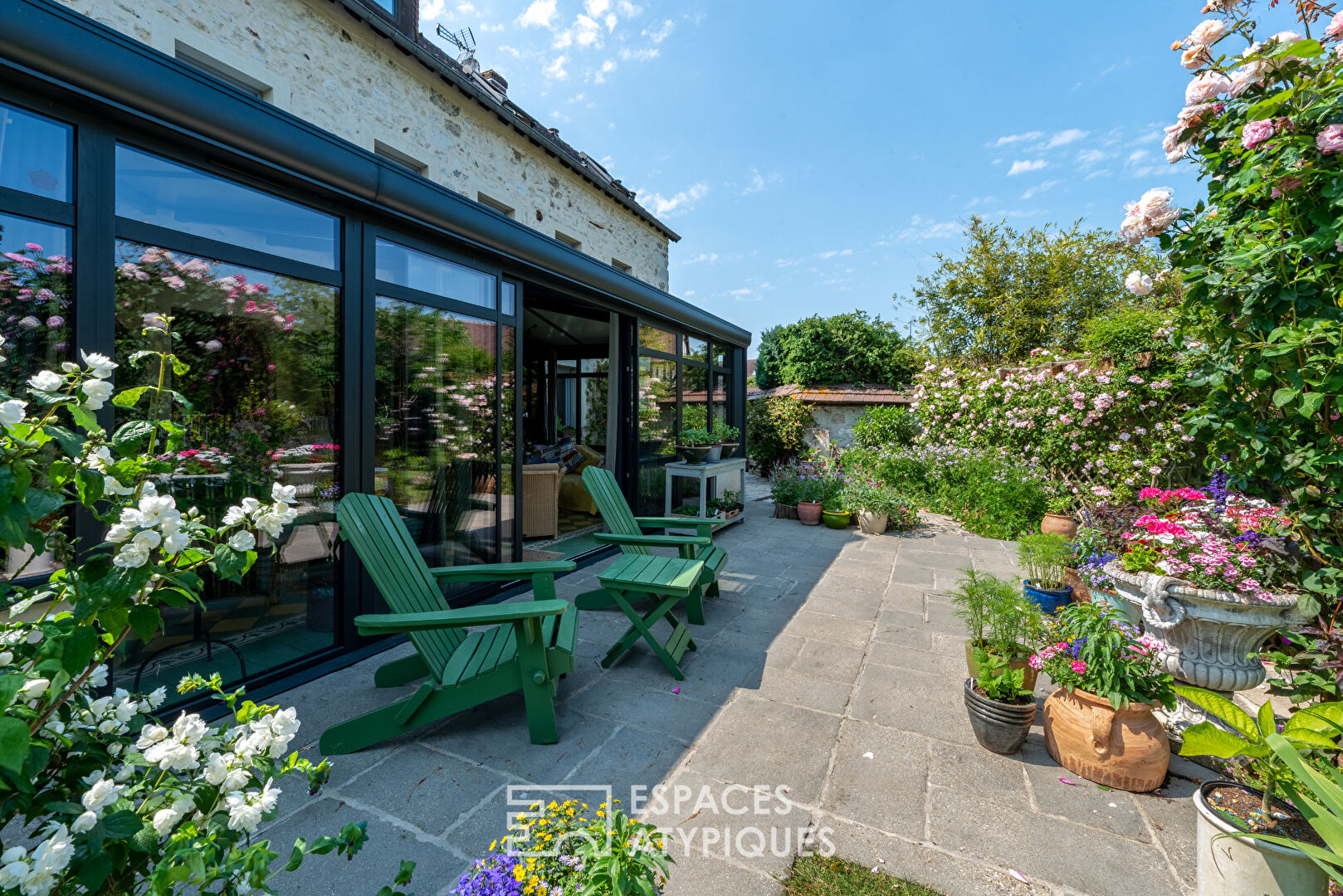 Maison familiale en pierre avec piscine et dépendances