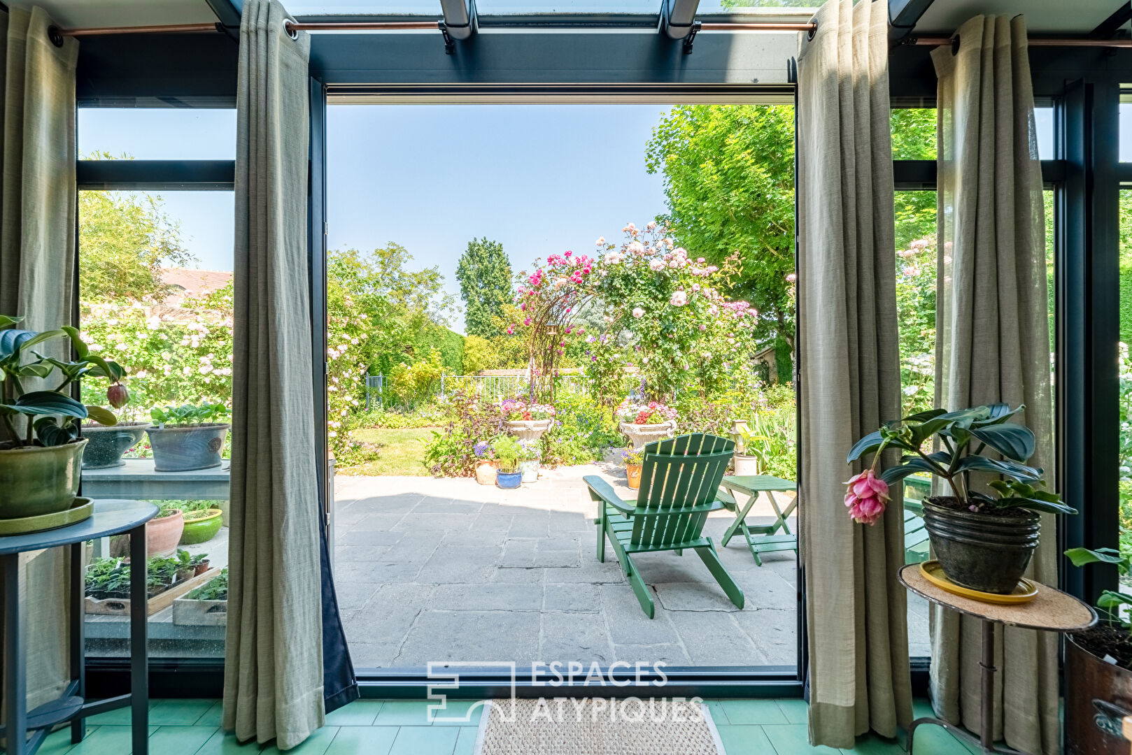 Maison familiale en pierre avec piscine et dépendances