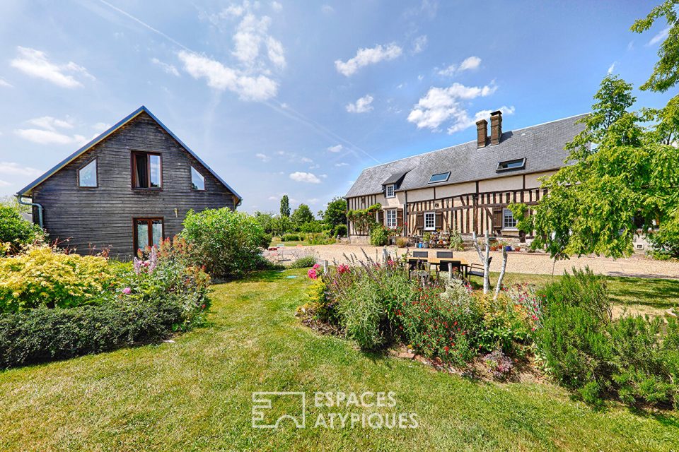 Ancien corps de ferme du 17ème réhabilité sur jardin paysager