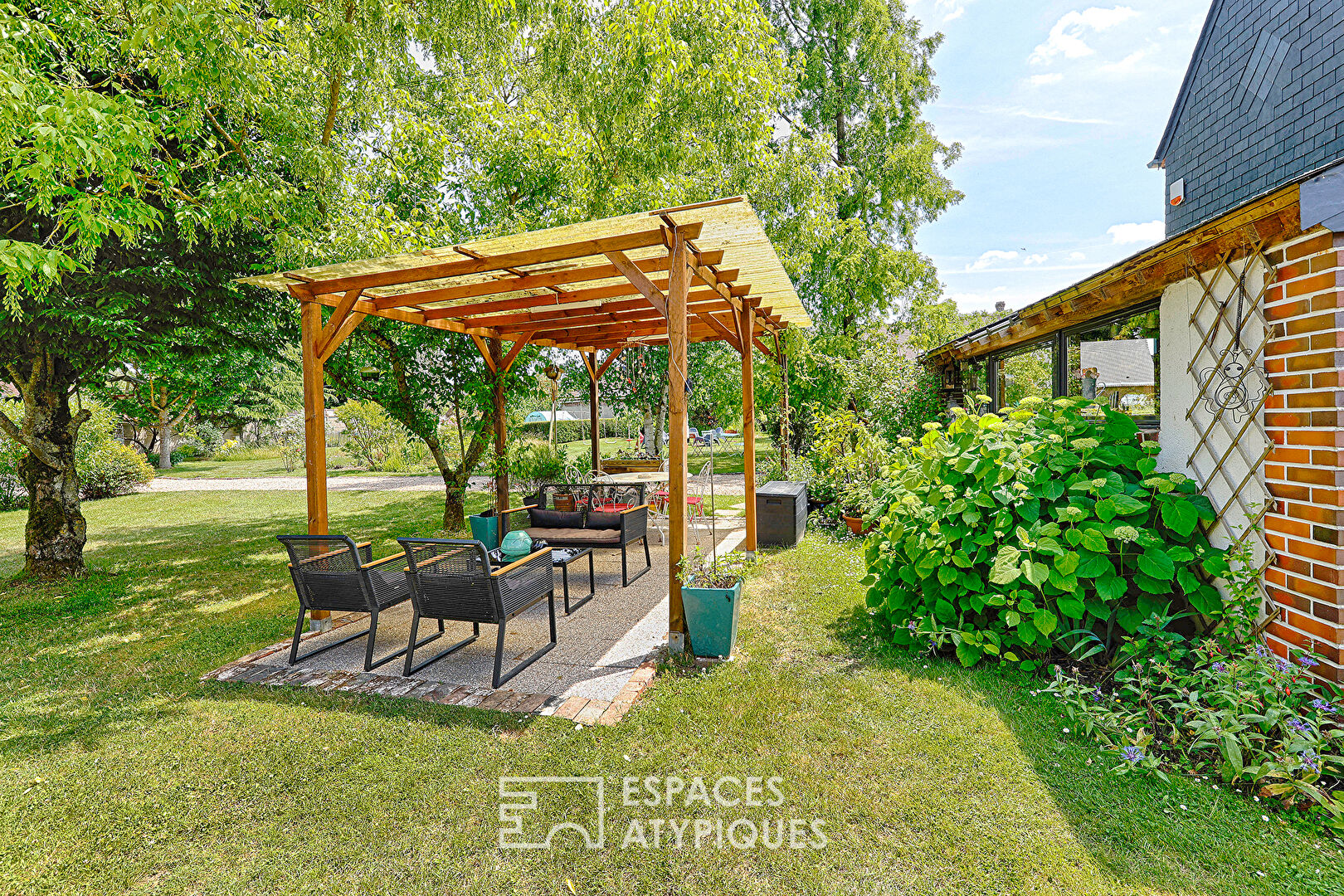 Ancien corps de ferme du 17ème réhabilité sur jardin paysager