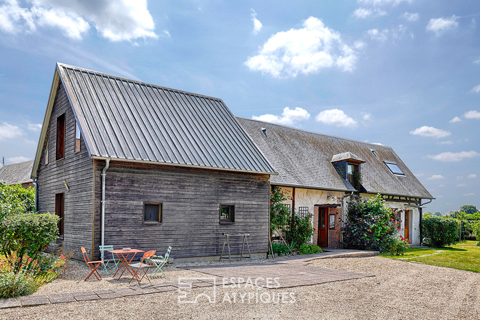 Ancien corps de ferme du 17ème réhabilité sur jardin paysager