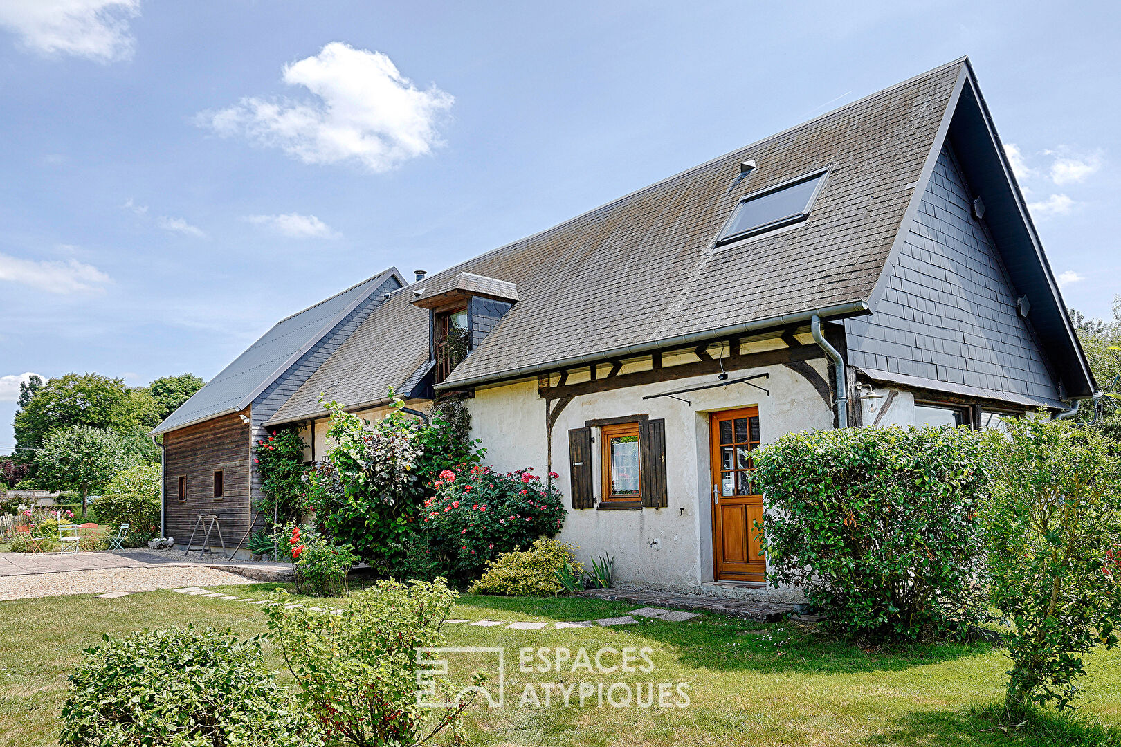 Ancien corps de ferme du 17ème réhabilité sur jardin paysager
