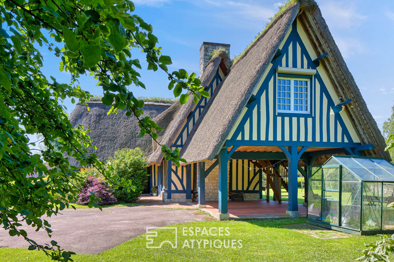 Noble thatched cottage and its park crossed by the Bec