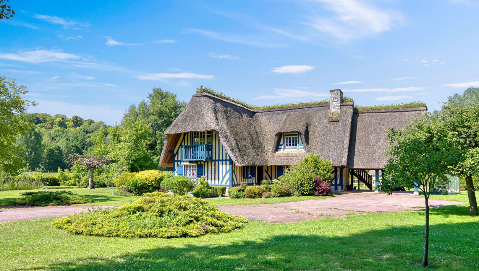 Noble thatched cottage and its park crossed by the Bec