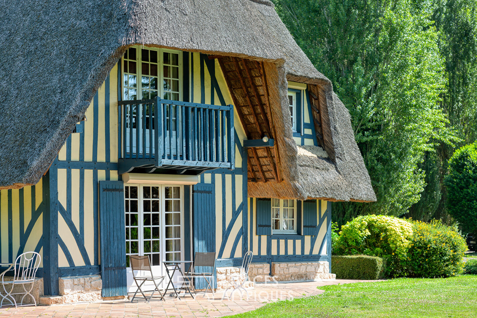 Noble thatched cottage and its park crossed by the Bec