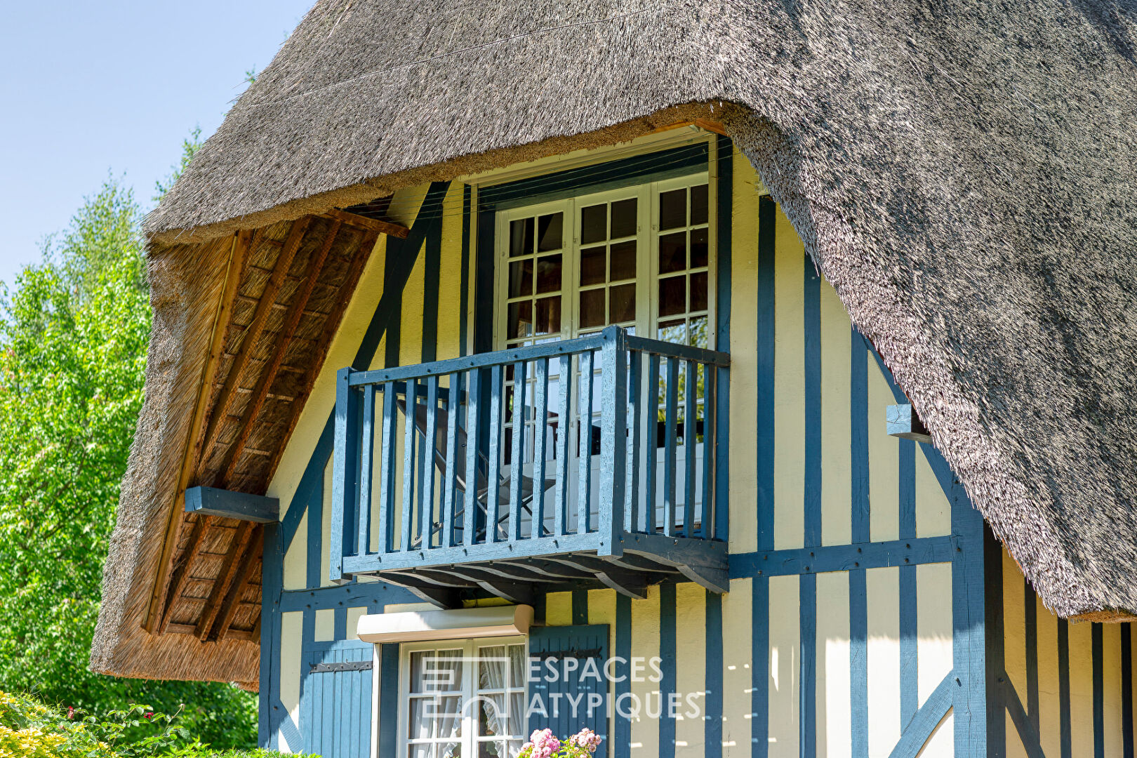 Noble thatched cottage and its park crossed by the Bec