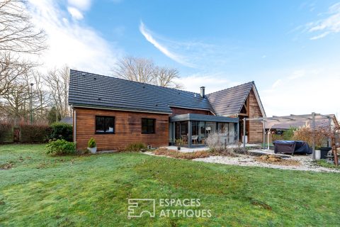 Maison en ossature bois harmonieusement intégrée à la nature