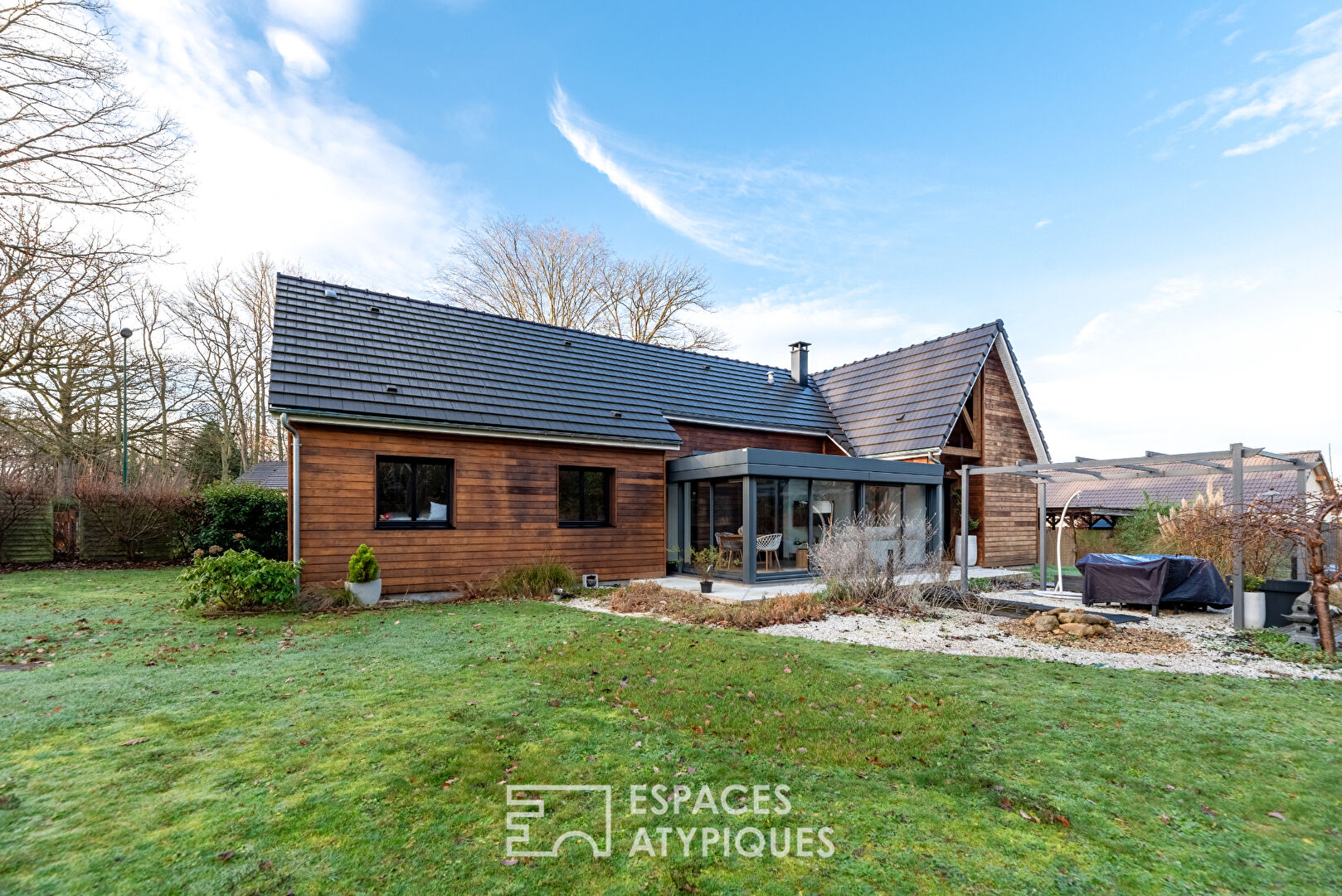 Une maison à ossature en bois ouverte sur la nature