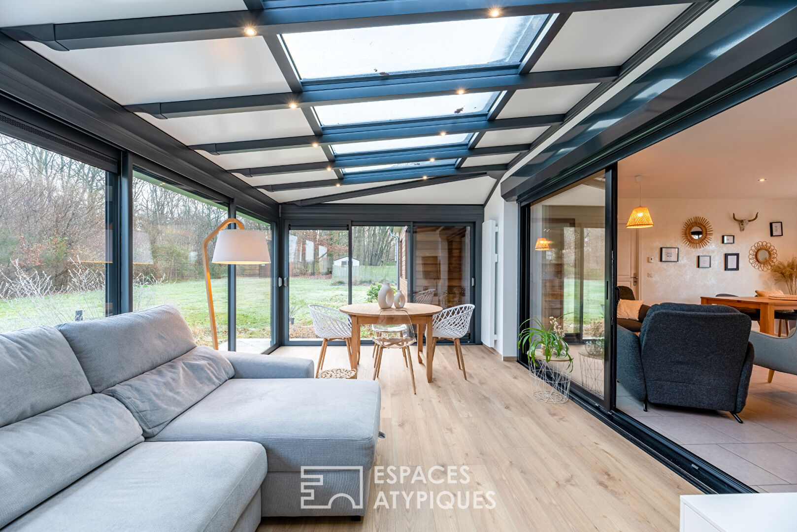 Maison en ossature bois harmonieusement intégrée à la nature