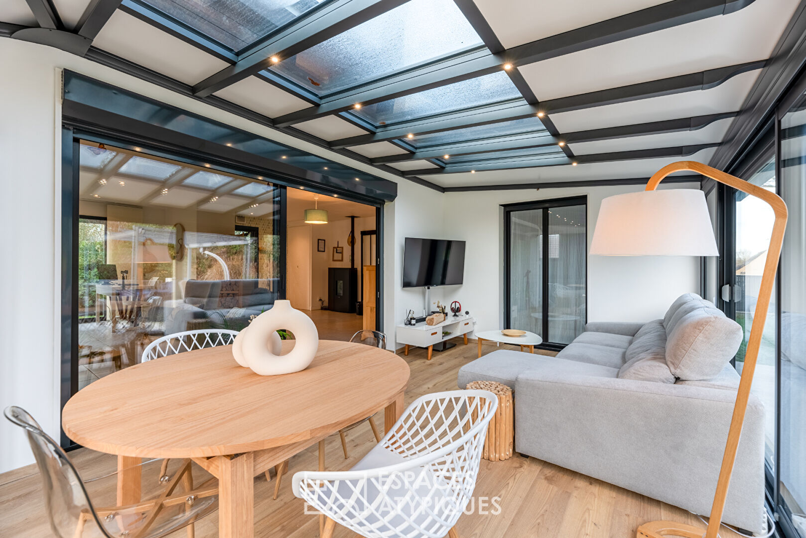 Maison en ossature bois harmonieusement intégrée à la nature