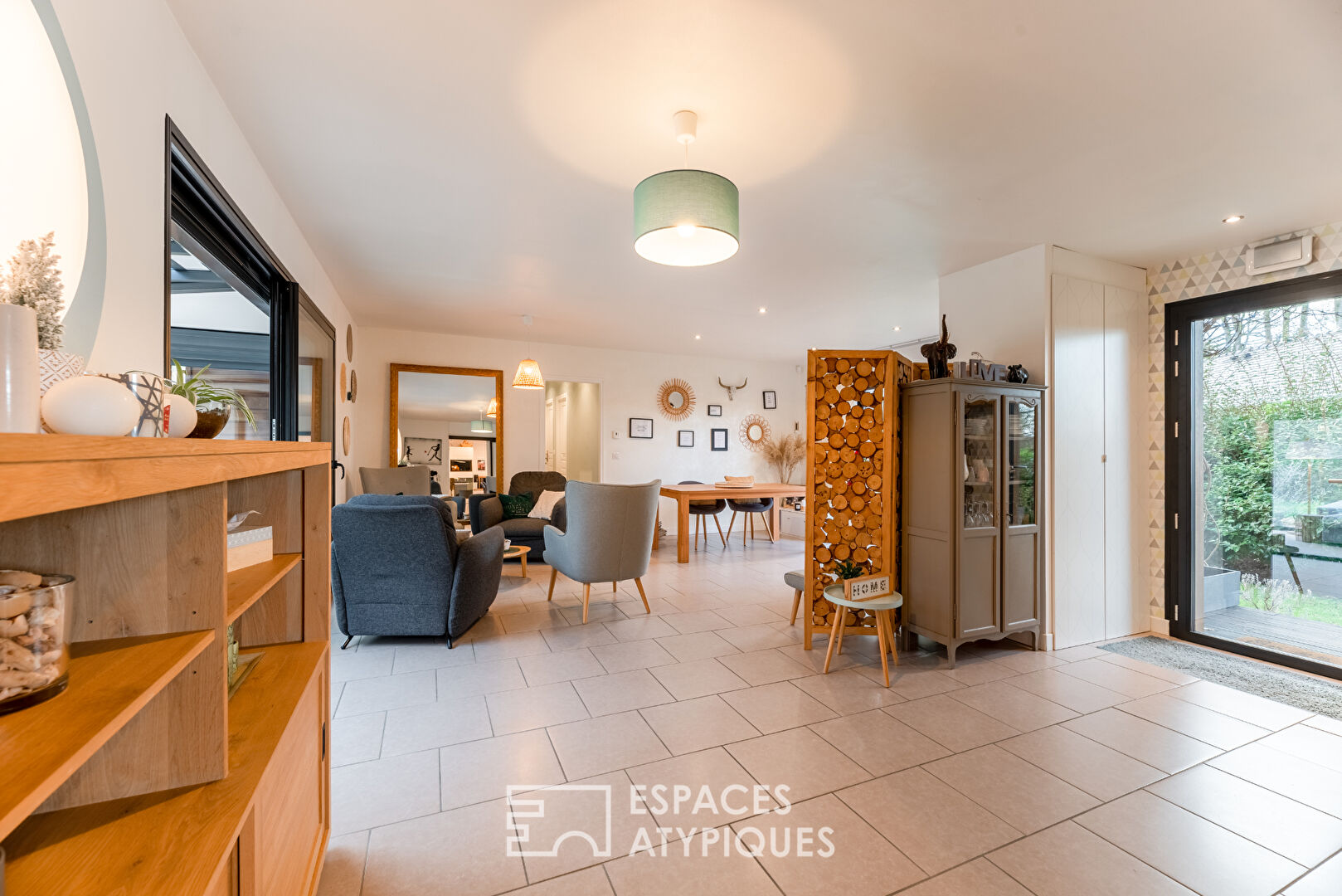 Maison en ossature bois harmonieusement intégrée à la nature