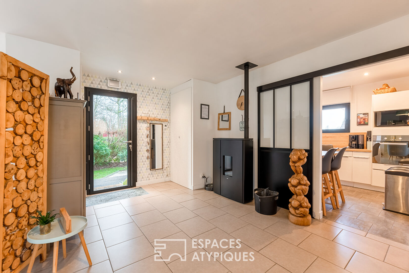 Maison en ossature bois harmonieusement intégrée à la nature