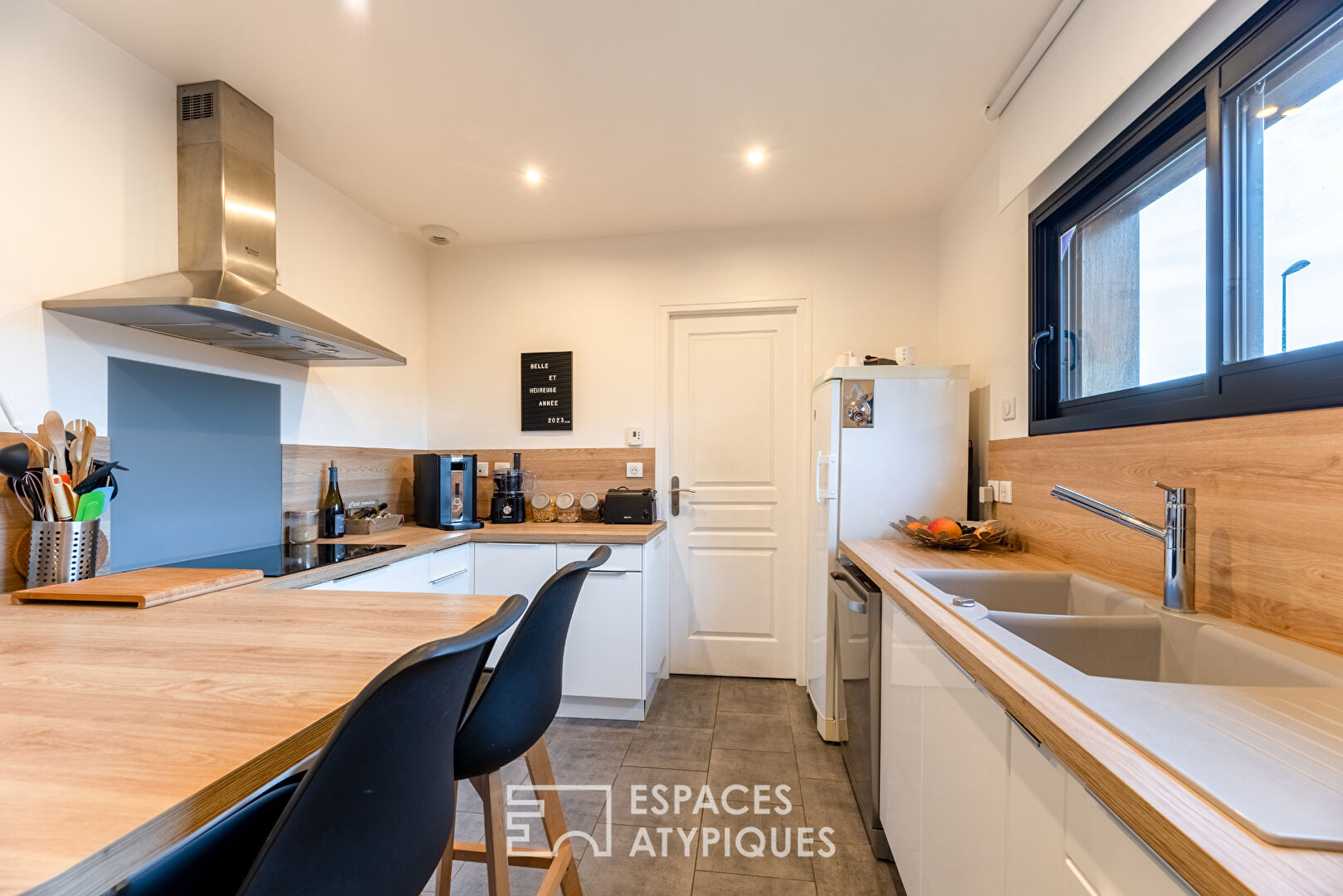 Maison en ossature bois harmonieusement intégrée à la nature