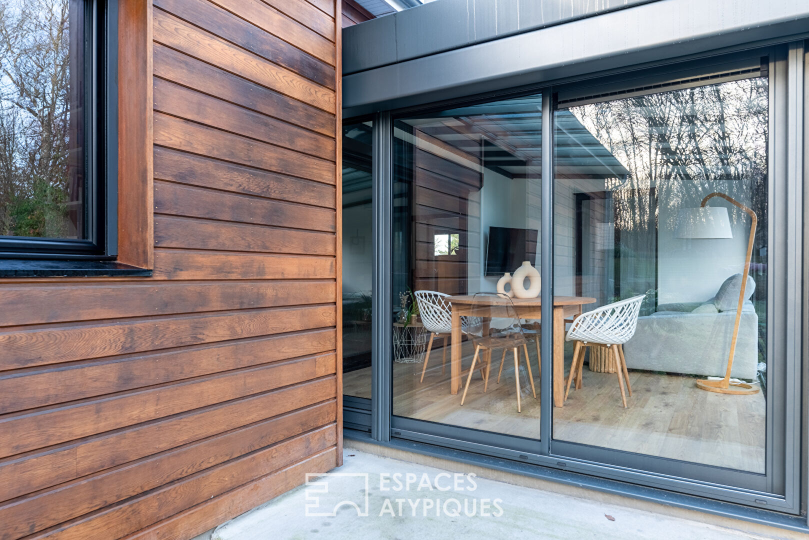 Maison en ossature bois harmonieusement intégrée à la nature