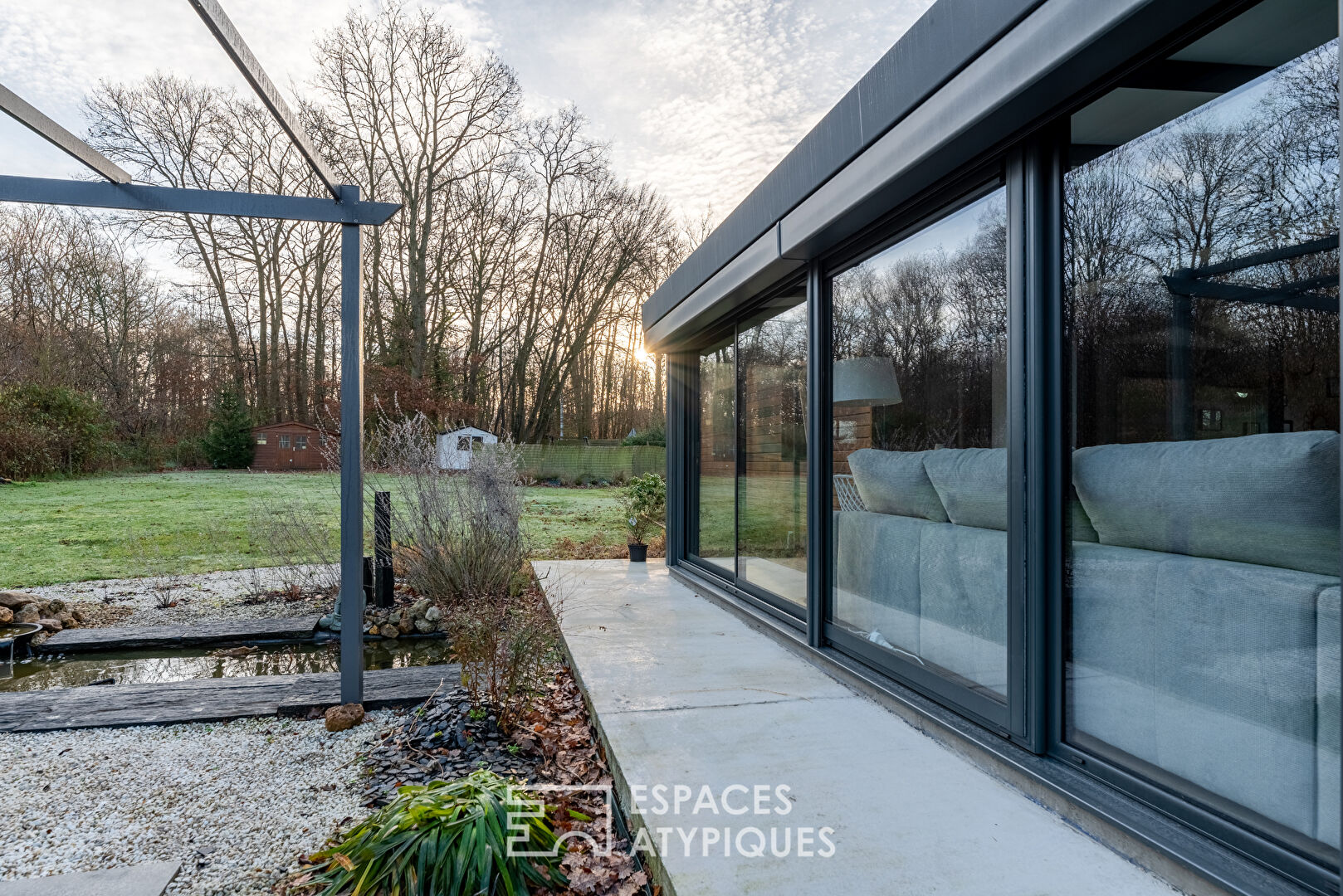 Maison en ossature bois harmonieusement intégrée à la nature