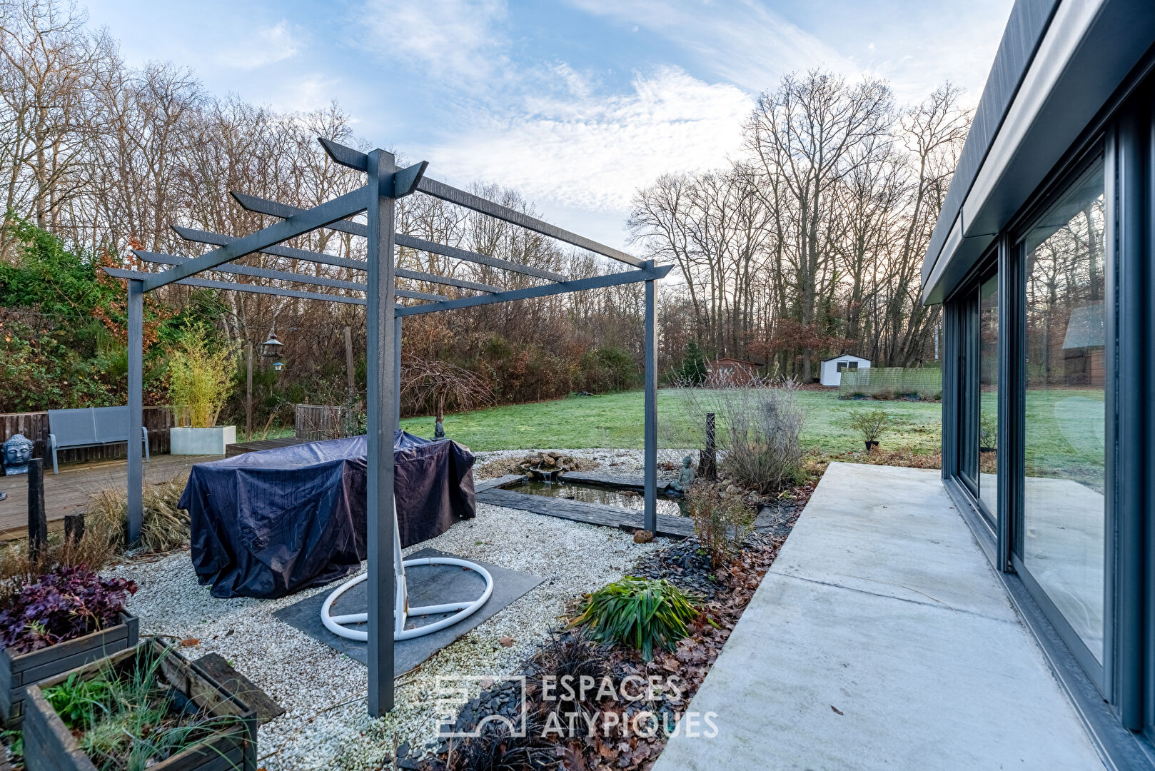 Maison en ossature bois harmonieusement intégrée à la nature
