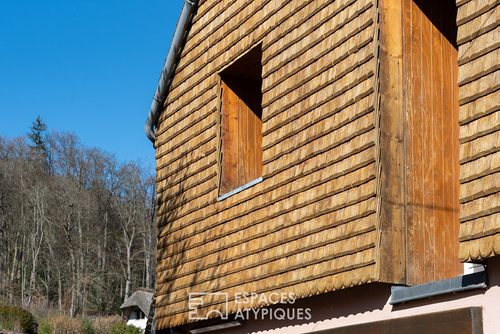 Ancien presbytère au centre d’un village bucolique