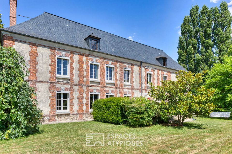 Manoir de famille du XVIIème siècle dans son parc