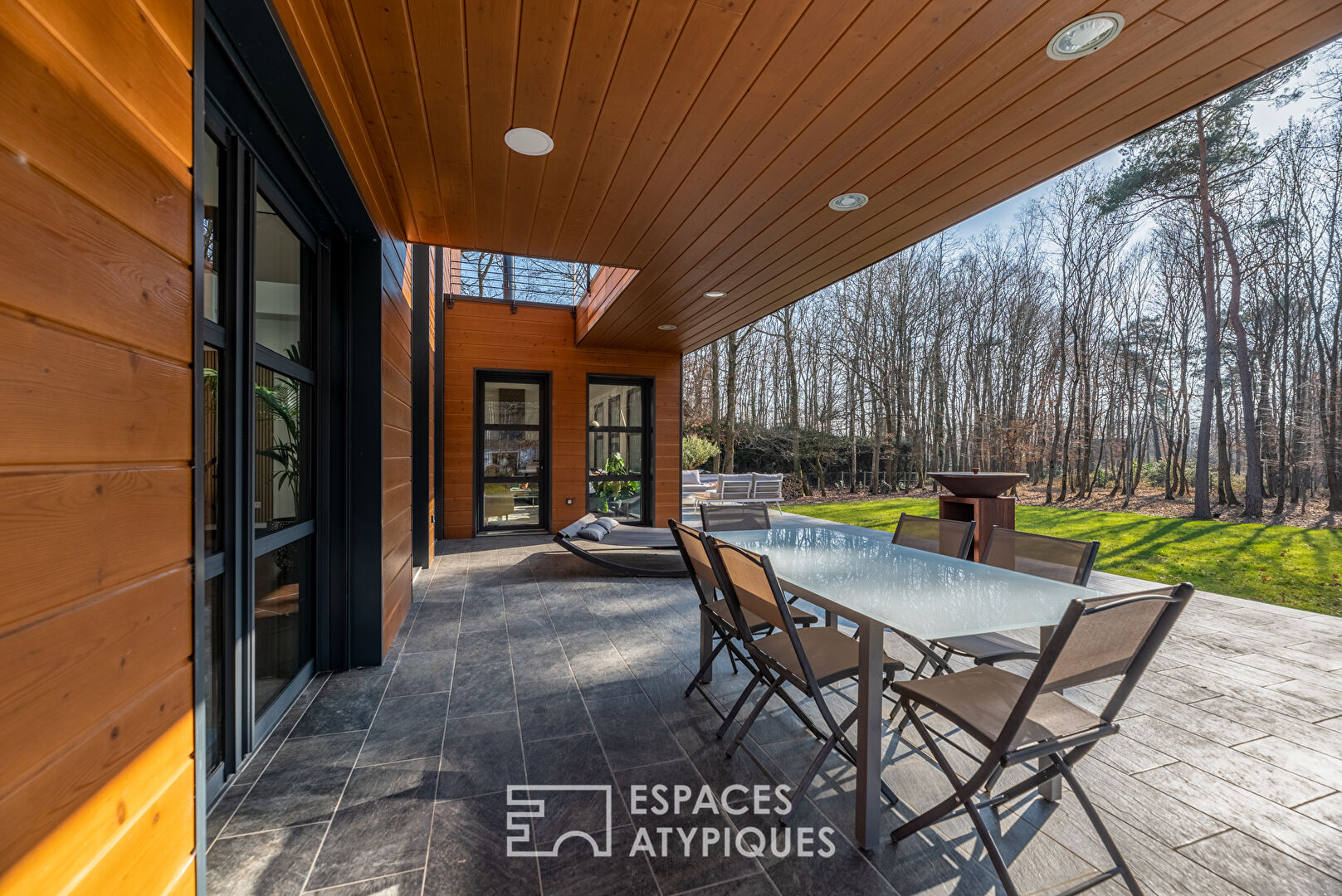 Audacieuse maison d’architecte ossature bois en lisère de forêt