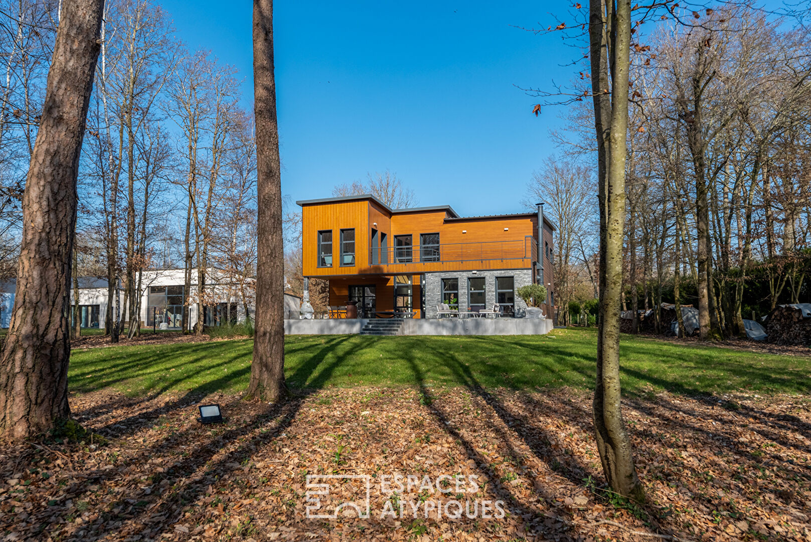 Audacieuse maison d’architecte ossature bois en lisère de forêt