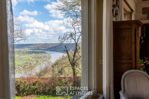 Estate of two entirely renovated residences in its park with a view of the Seine