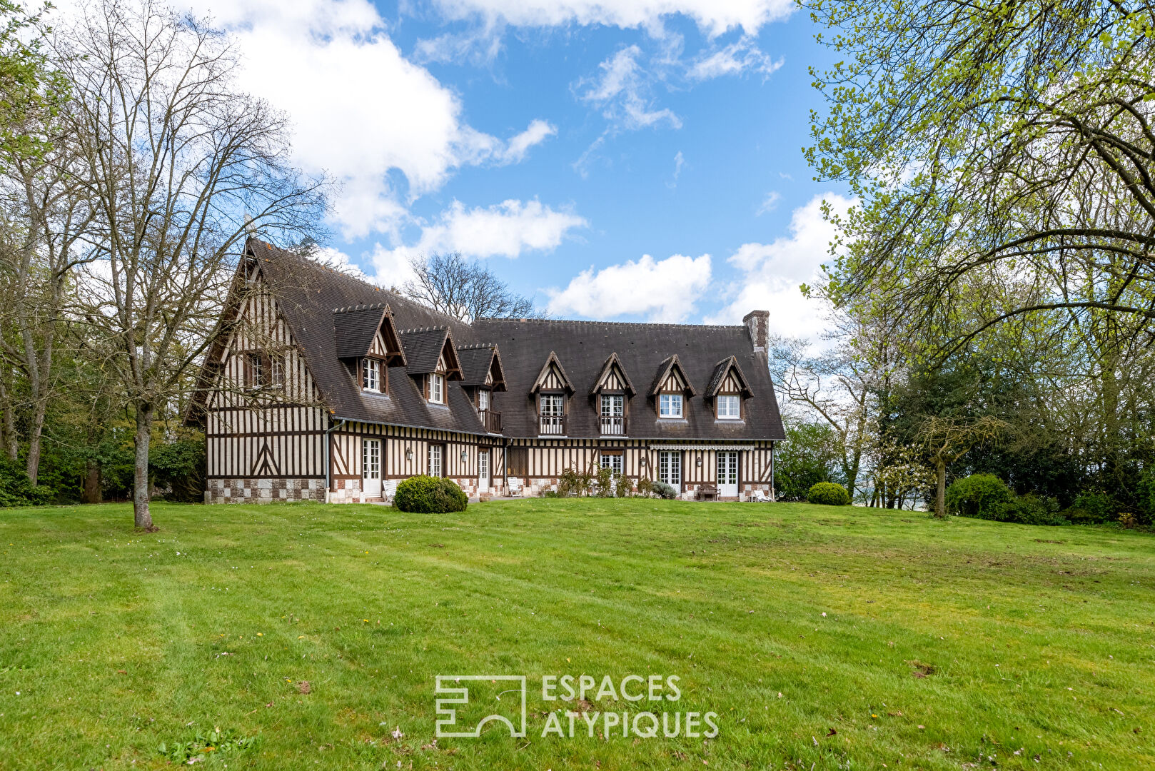 Estate of two entirely renovated residences in its park with a view of the Seine