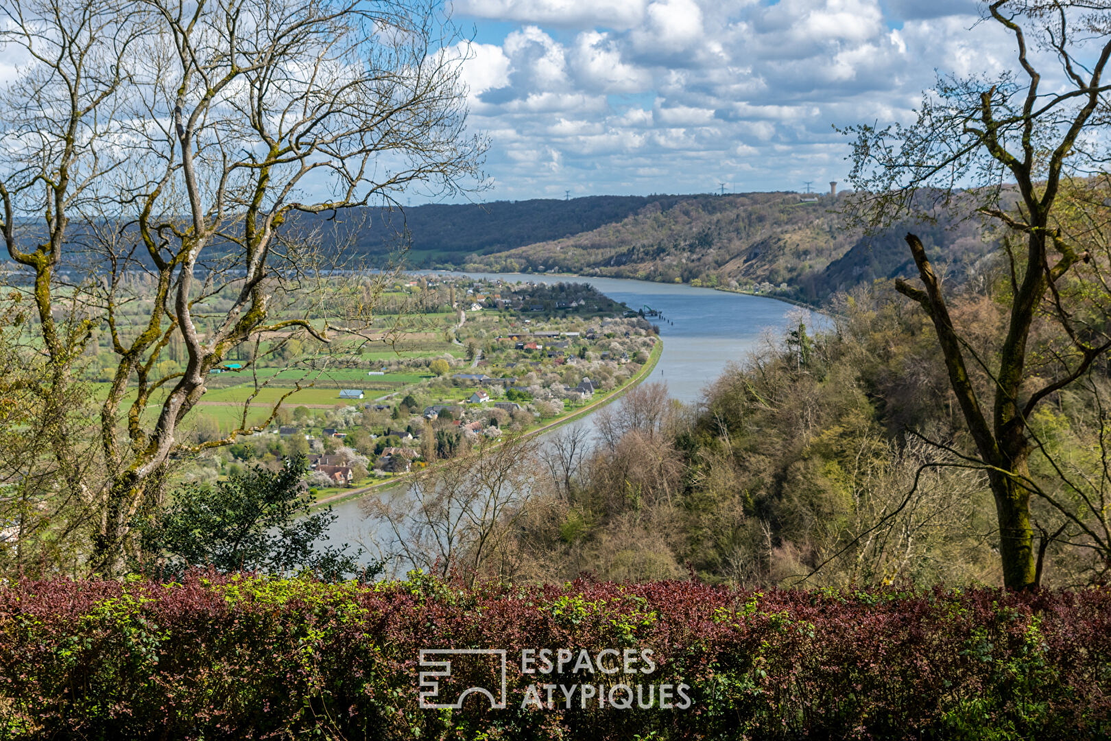 Estate of two entirely renovated residences in its park with a view of the Seine