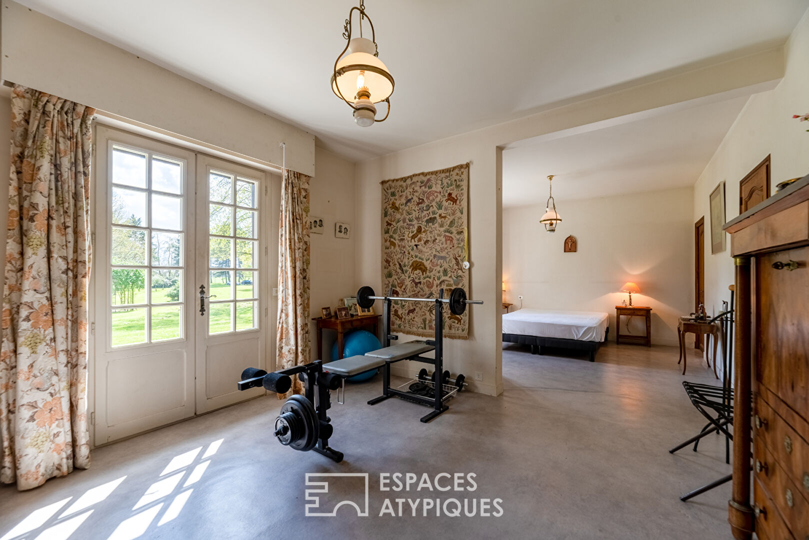 Estate of two entirely renovated residences in its park with a view of the Seine