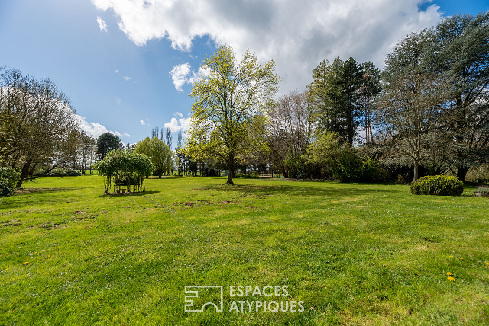 Estate of two entirely renovated residences in its park with a view of the Seine