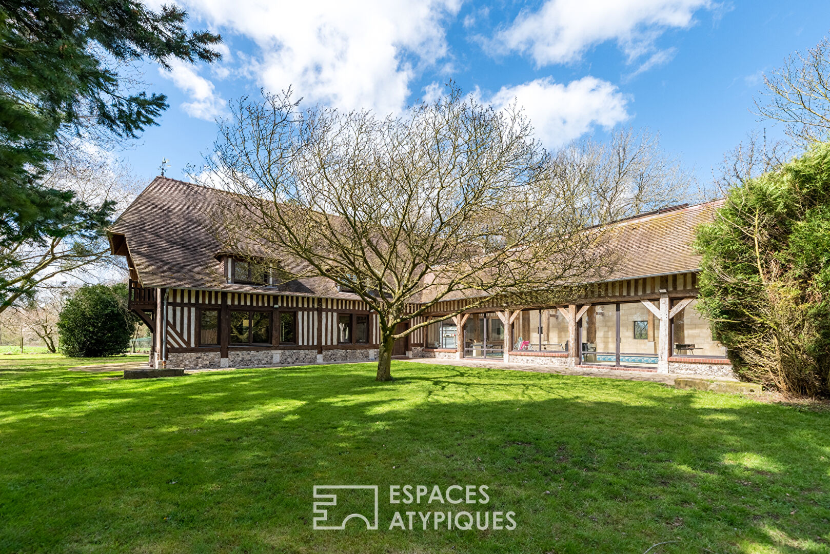 Estate of two entirely renovated residences in its park with a view of the Seine