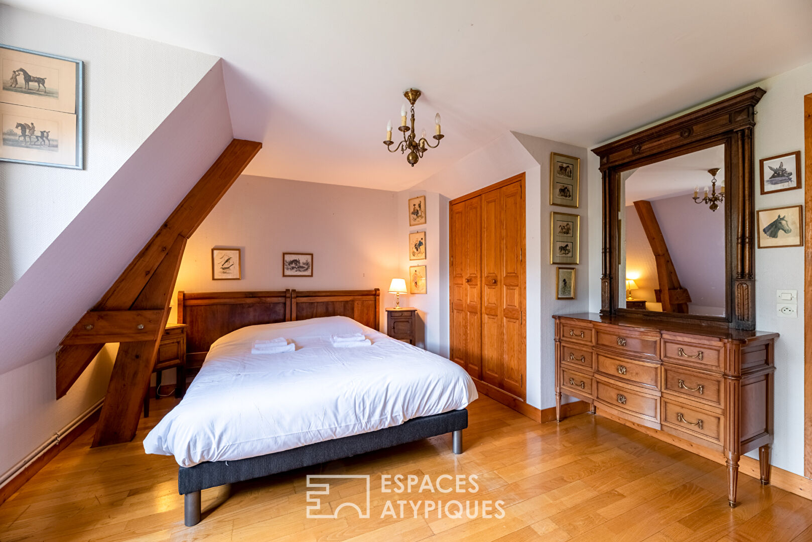 Estate of two entirely renovated residences in its park with a view of the Seine