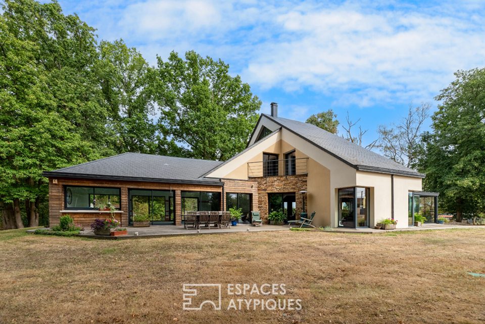 Maison d'architecte en lisière de forêt avec piscine intérieure