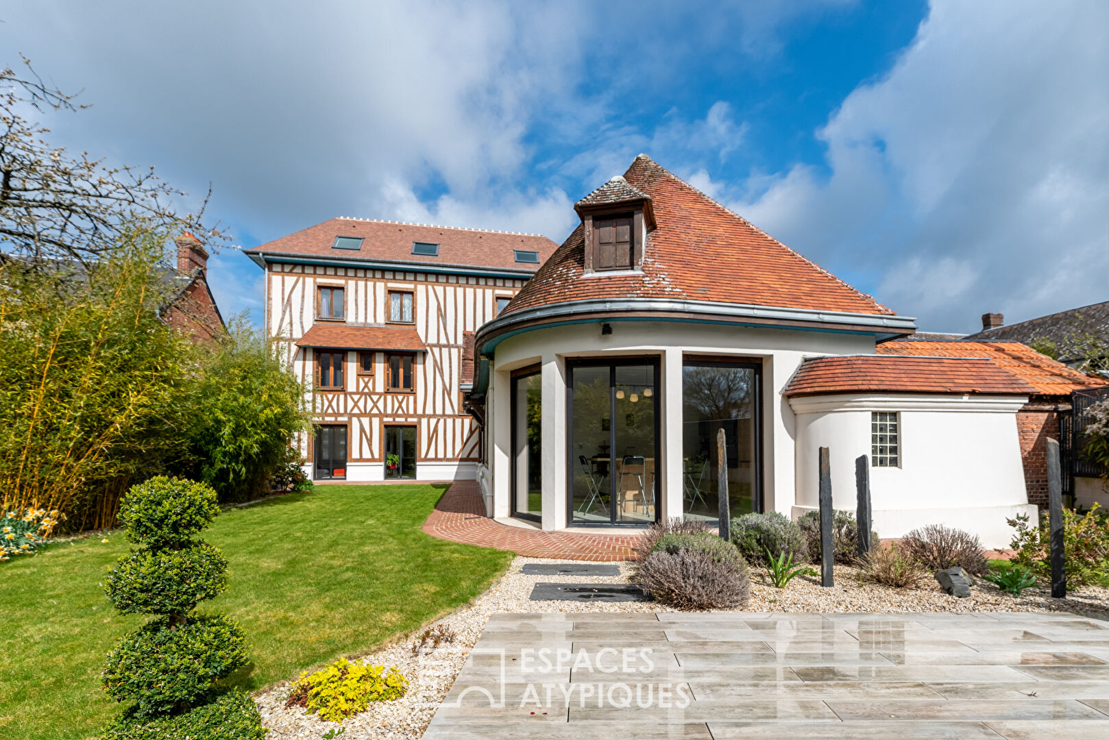 Maison bourgeoise à pans de bois avec extension en centre ville