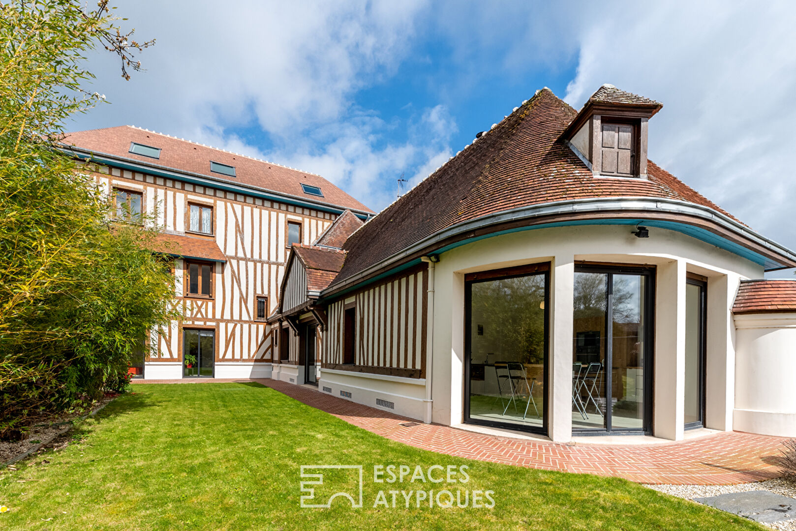 Maison bourgeoise à pans de bois avec extension en centre ville