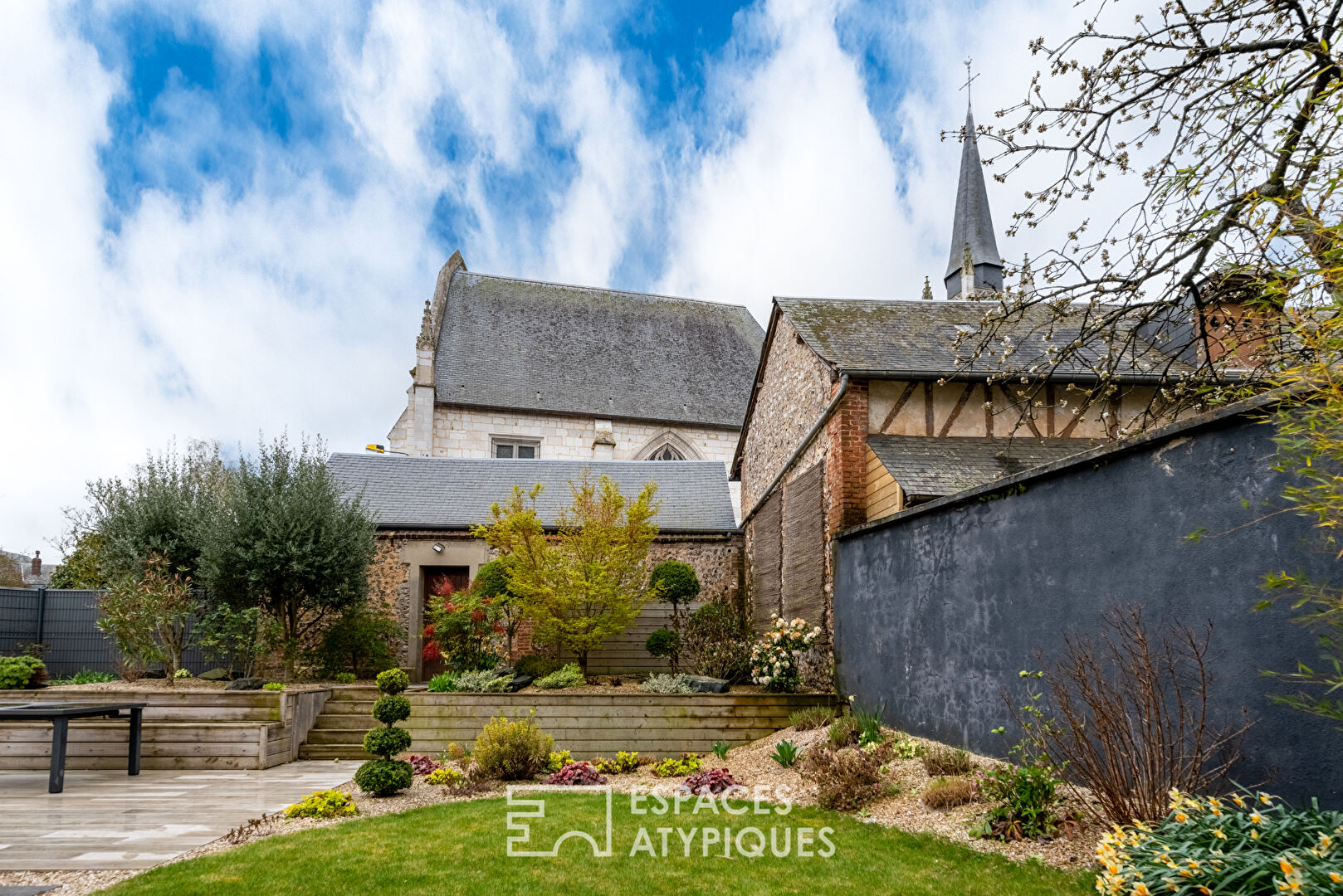 Maison bourgeoise à pans de bois avec extension en centre ville