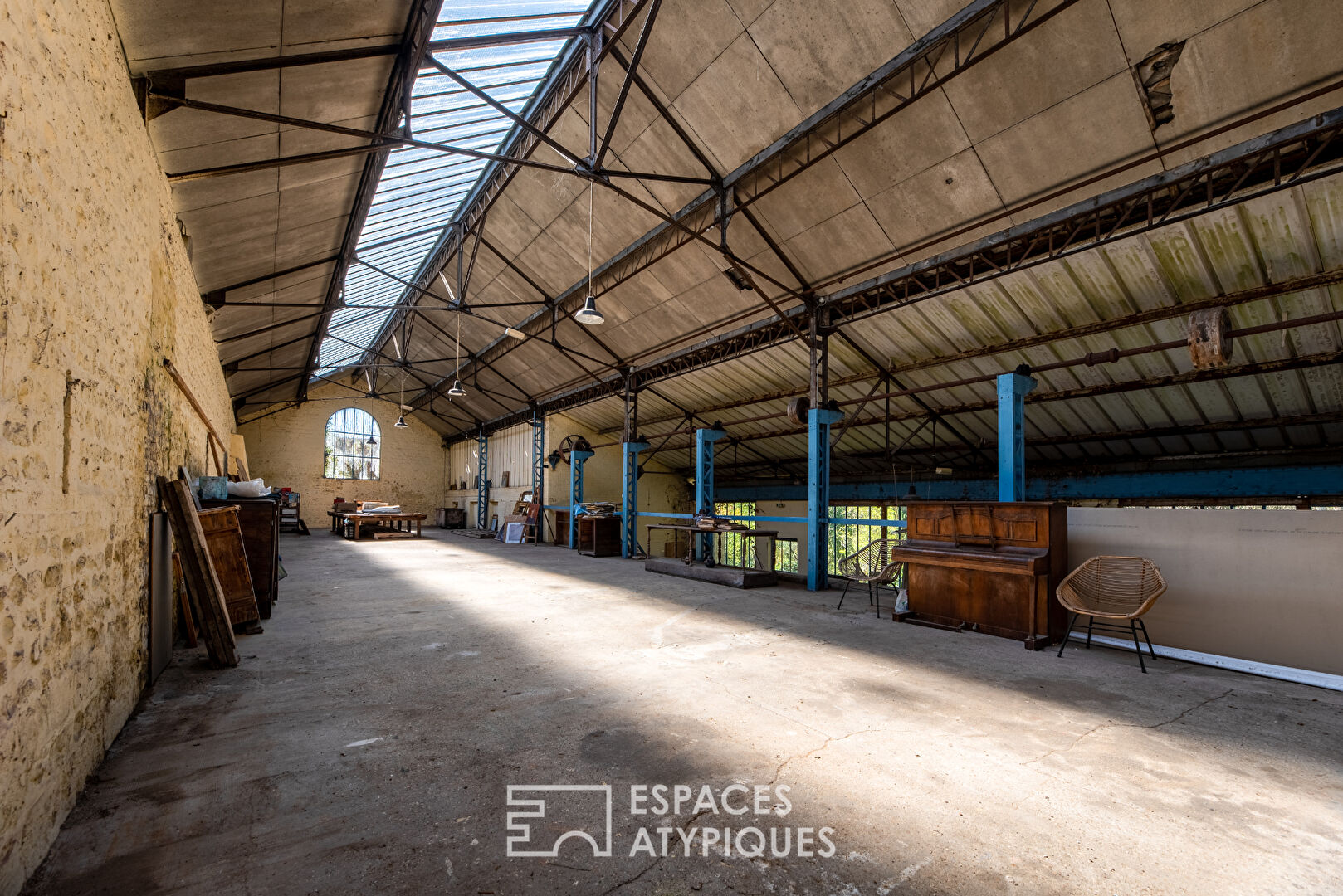 Ancienne usine de jouets et son belvédère au bord de l’eau.