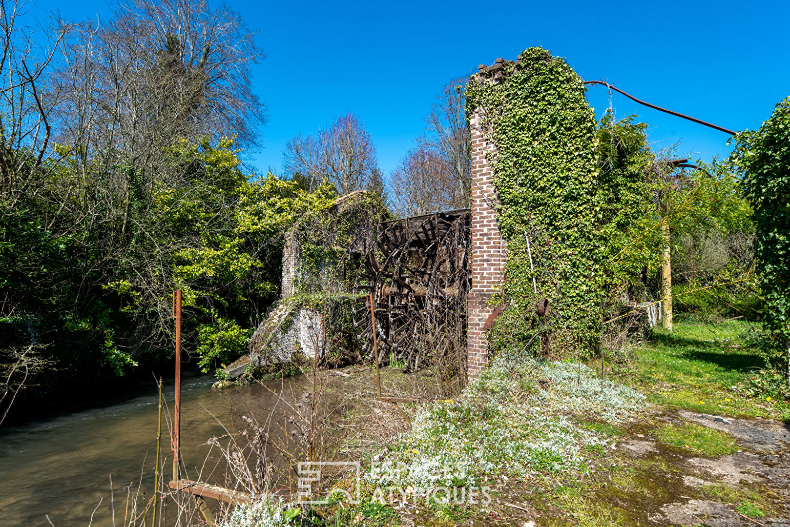 Former toy factory and its belvedere at the edge of the water.