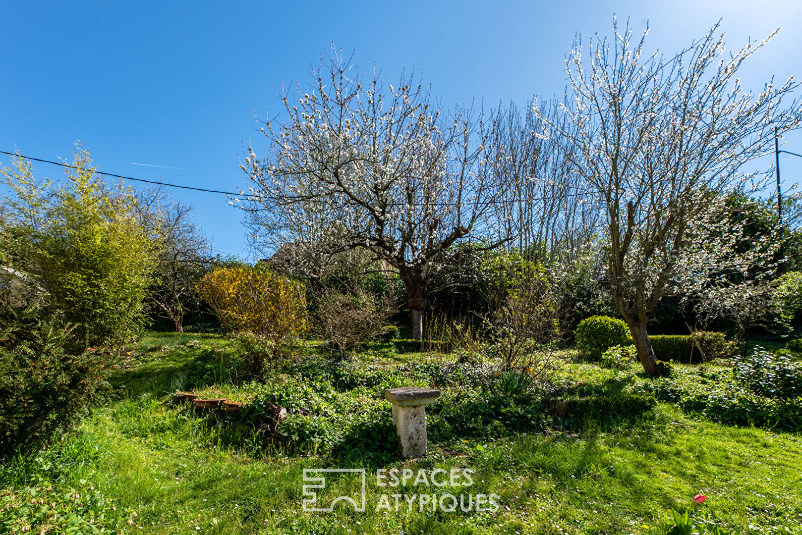 Ancienne usine de jouets et son belvédère au bord de l’eau.