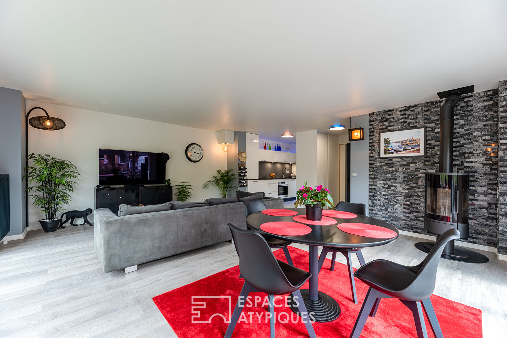 Contemporary house by the river and near the Golf du Vaudreuil